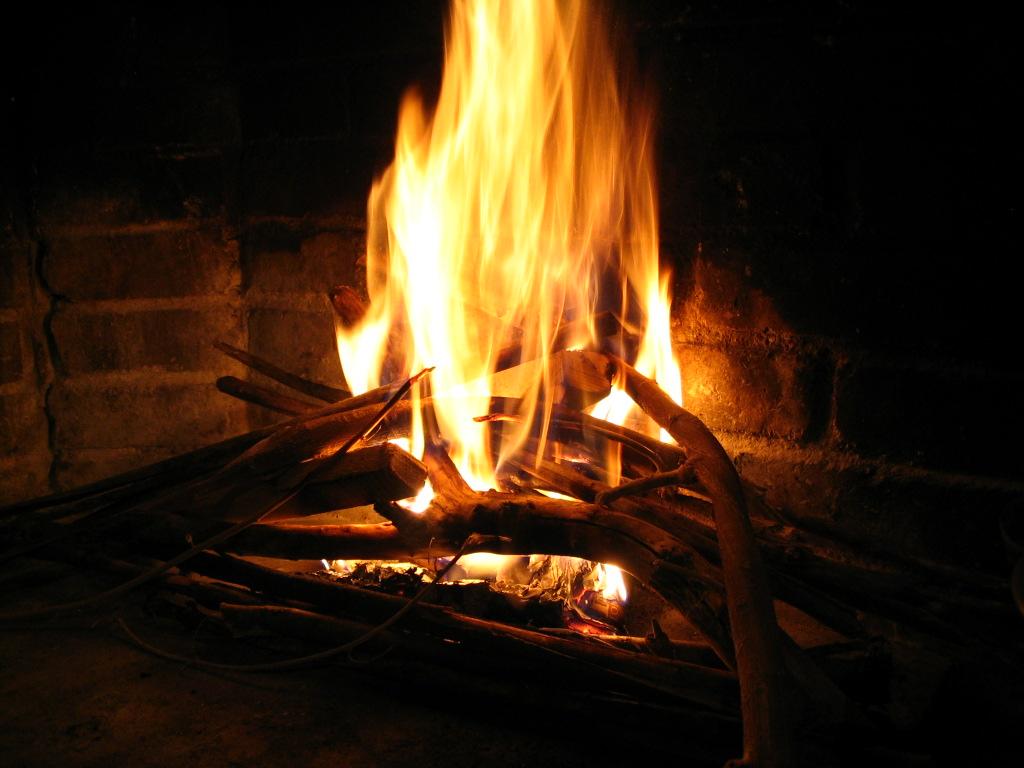 Allumer un feu de bois dans la cheminée
